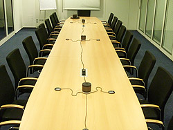 Konferenzraum mit Duophon ausgestattet. Konferenzraum mit Duophon